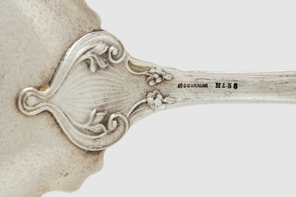 『土日お値下げ』アメリカ　Gorham社　純銀フラワーモチーフ　スプーン Gorham Sterling Berry Spoon – Foundwell